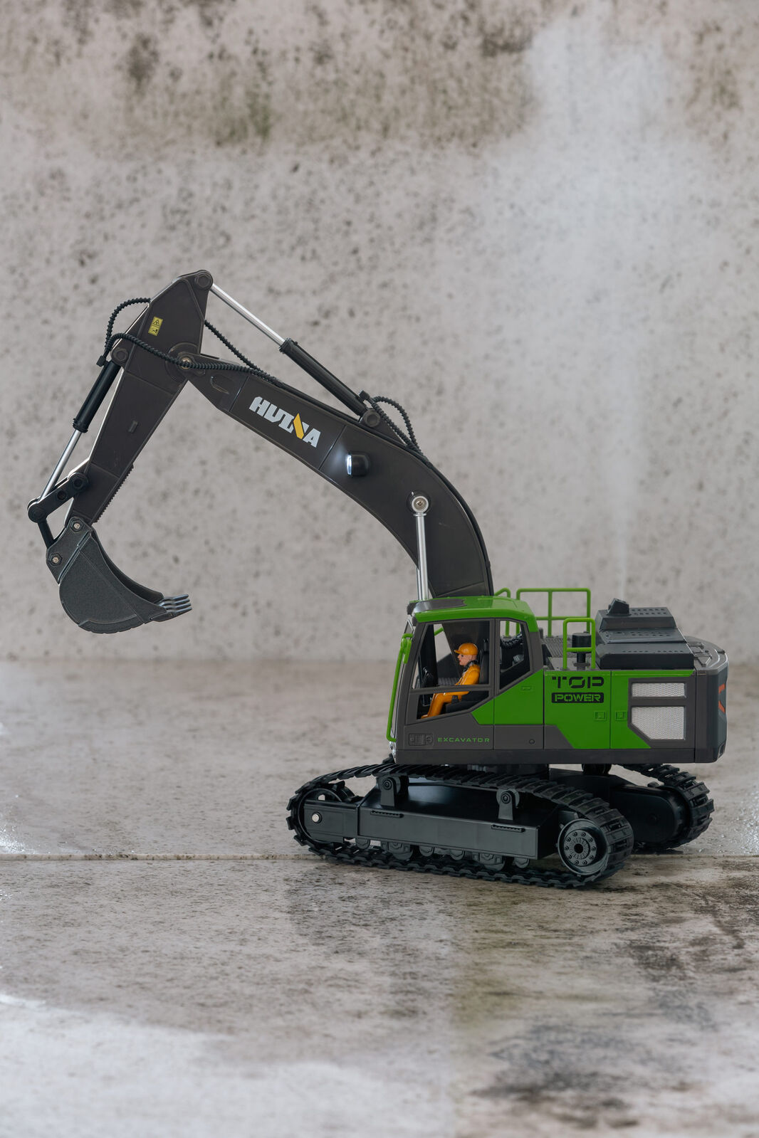 1:18 Scale 13-Channel Alloy Remote Control Excavator